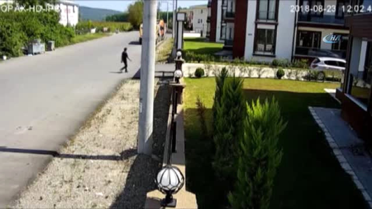 Site İçinden Bisikleti Çalan Hırsız Kayıplara Karıştı... Hırsızlık Anı Kamerada