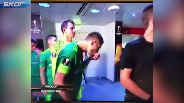 Eline tükürüp suratını sildi, sosyal medya yıkıldı