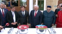 - TBMM Başkanı Binali Yıldırım Azerbaycan’da Aşure Dağıttı