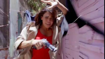 La Piloto 2 | Yolanda y Mena se salvan de morir a manos de los pistoleros de Santamaría