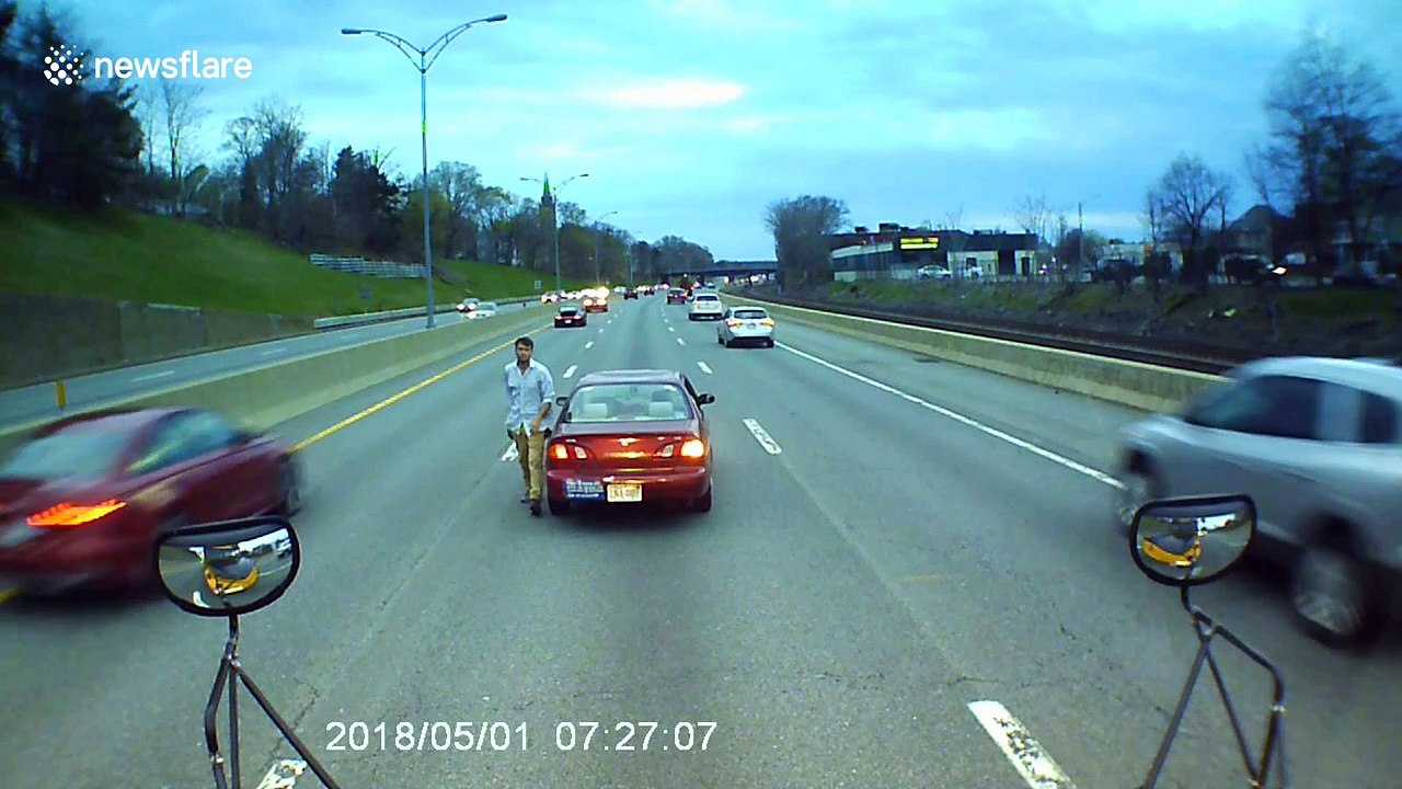 Raging driver halts in middle of traffic, screa...