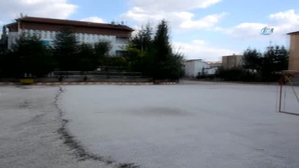 Eğitim Yardımını Okula Sokmayan Müdüre Velilerden Tepki