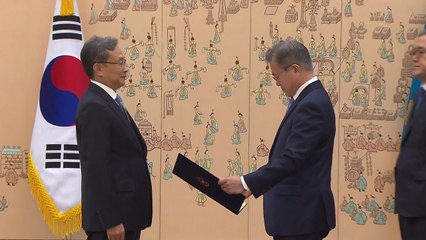 문 대통령, 헌재소장 임명..."국회, 남은 3명 선출절차 마쳐야" / YTN