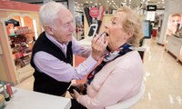 بعد 56 عاماً أصيبت زوجته بالعمى فأخذ دروساً في كيفية وضع مستحضرات التجميل من أجلها!