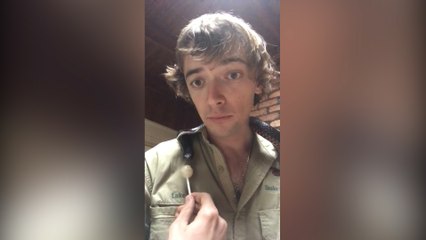 Australiano compartió su chupeta con una serpiente negra