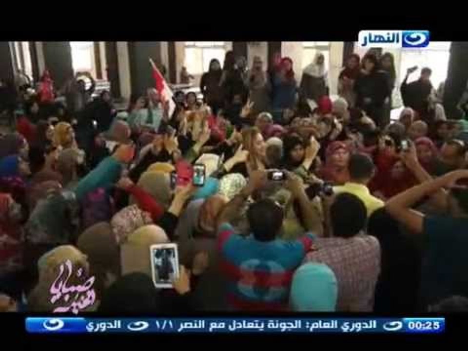 صبايا الخير | لحظه هجوم المئات من طالبات الازهر علي ريهام سعيد لالتقاط الصور التذكارية معها
