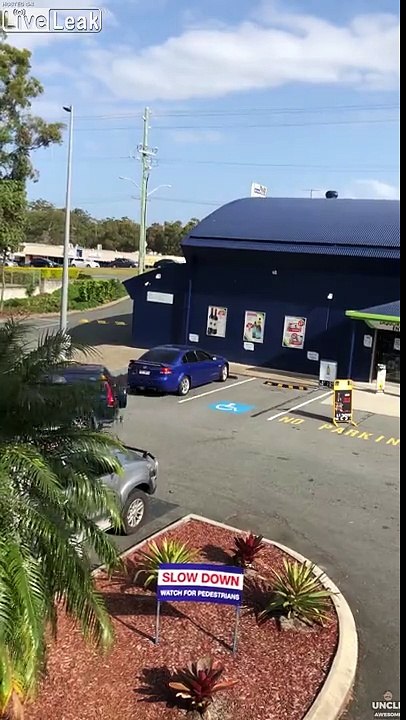 Pire conducteur - il s'y prend à 30 fois pour se garer de travers sur un parking !
