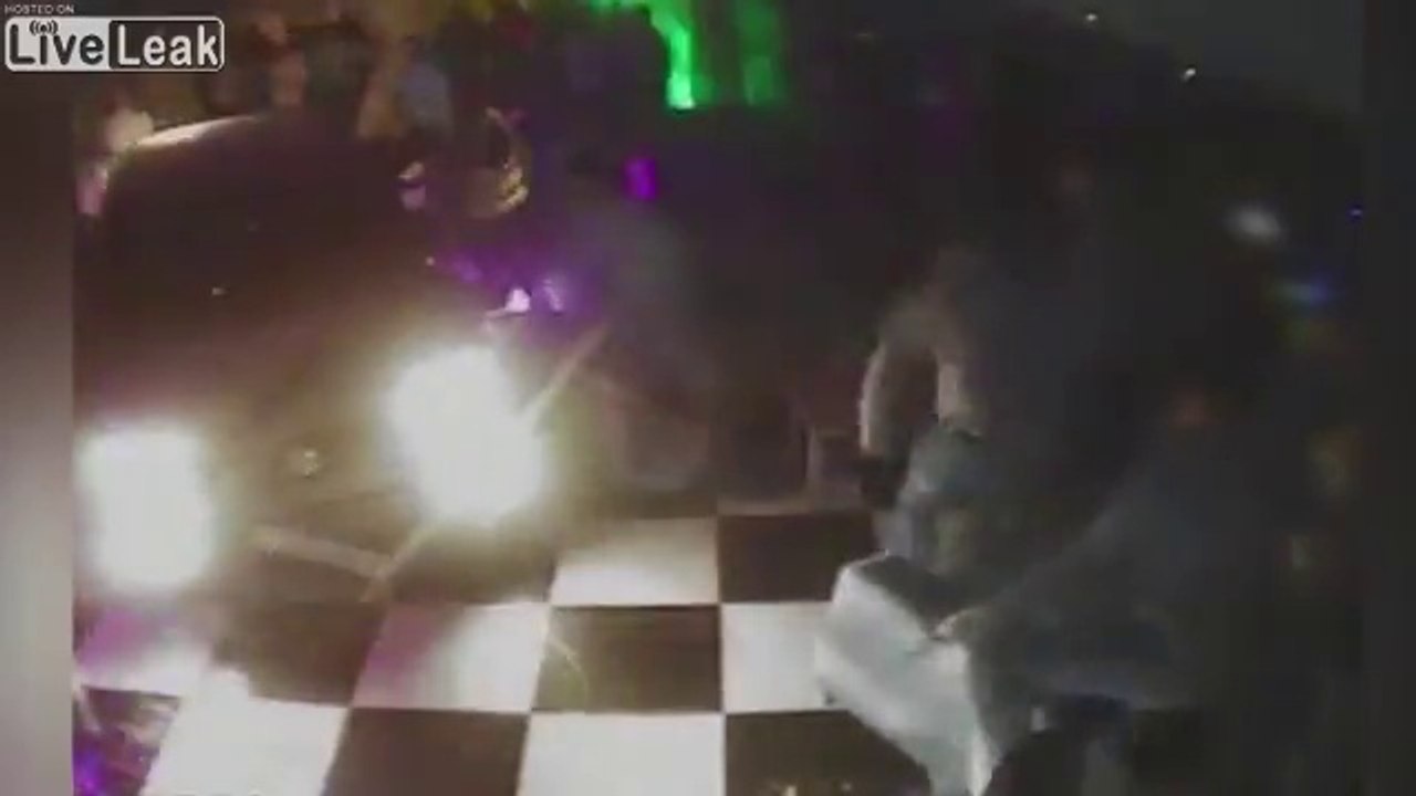 Il rentre en voiture dans une boite de nuit pour se venger !