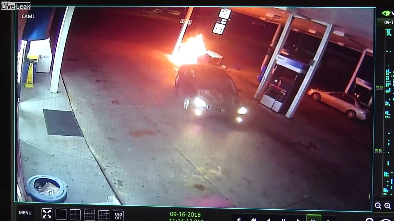 Il recule sur une pompe a essence qui prend feu !