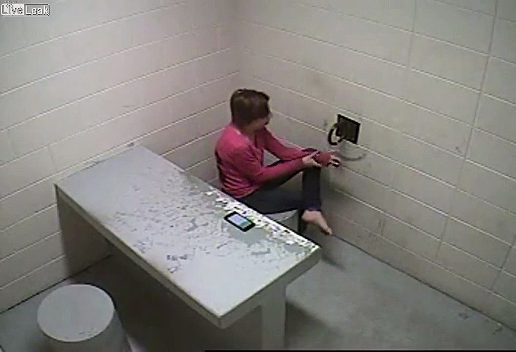 Elle arrache ses mains des menottes et s'échappe !