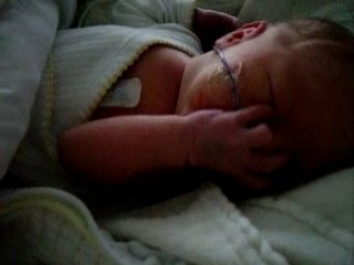 Noam qui tète son pouce