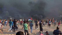 شهيد ومئات الجرحى بنيران الاحتلال في غزة