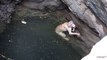 Sauvetage d'un chien sur le point de se noyer dans un puits