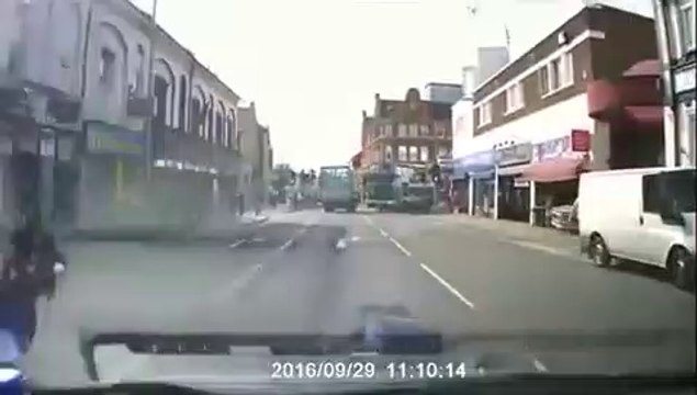 Très grosse frayeur au moment de doubler le bus... Un piéton chute devant la voiture