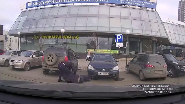 Ce voleur à l'arrachée n'a pas choisi la bonne victime