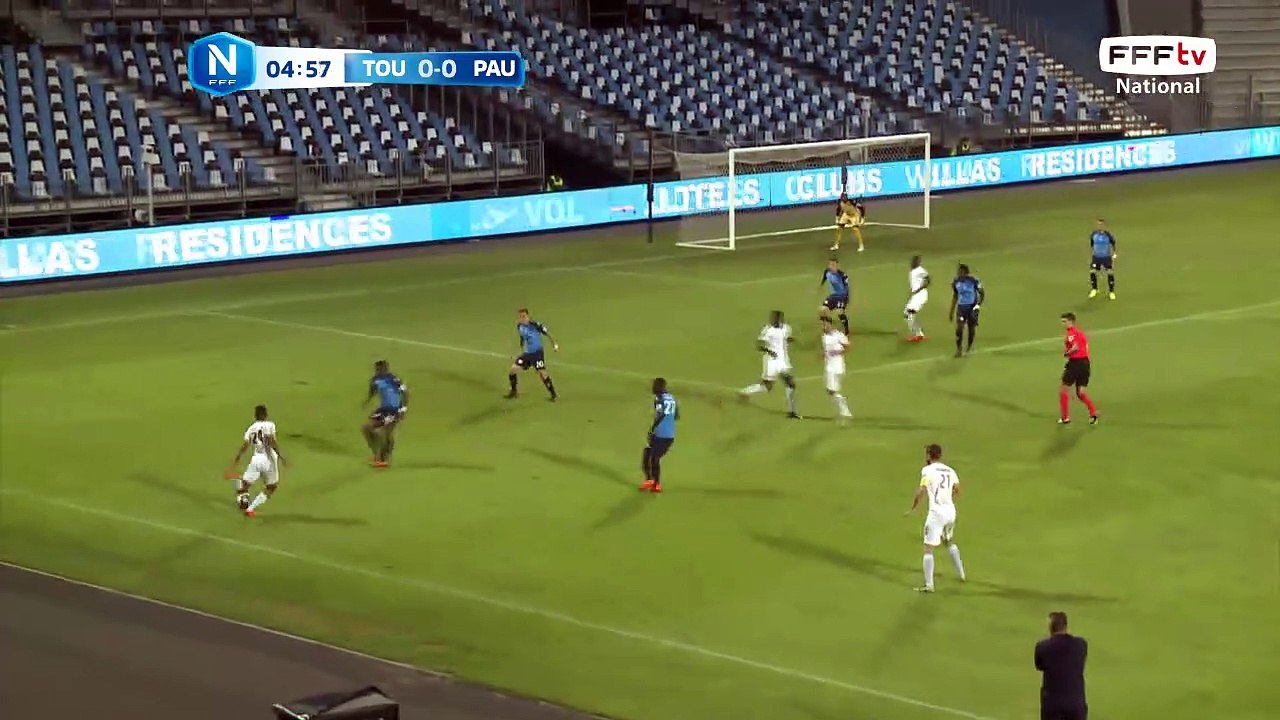 Action très chaude dans la surface de Tours et ELANA s'empare du ballon.