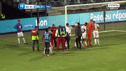 Blessure, BURY reste au sol suite au contact avec l'attaquant de TOURS.