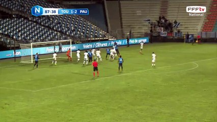 La reprise de la tête retombe sur l'équerre des buts du Pau FC.