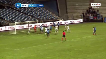 Corner bien frappé et repoussé par la défense du PAU FC.