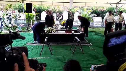 Momentos en los cuales sepultan los restos de Agente Carla Ayala PNC