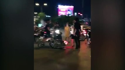 Va chạm giao thông, thanh niên "hổ báo cáo chồn" đánh luôn cả mẹ bầu khiến dân mạng phẫn nộ