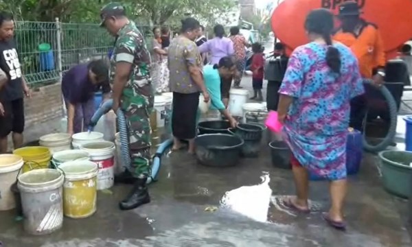 Krisis Air Bersih, TNI Bagikan Air Secara Serentak