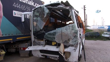 Kocaeli TEM'de servis midibüsü devrildi: 1 ölü 18 yaralı