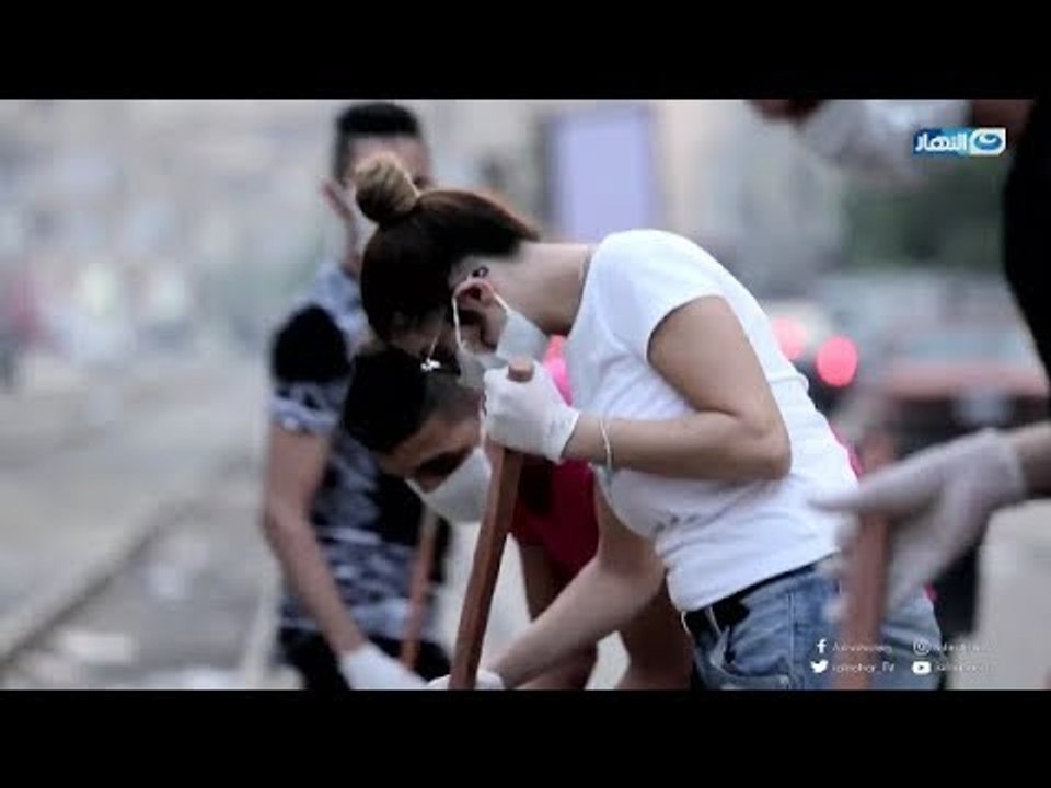 دعاء صلاح تنظف شوارع مصر الجديدة بنفسها بعد صدمتها من ردود فعل الشباب | مع دودي