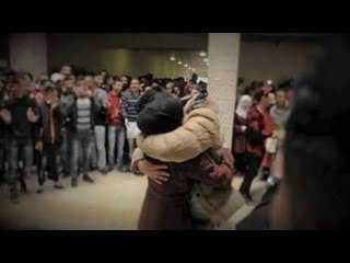 أخر النهار - بالورد والدباديب طالب بكلية حقوق يفاجيء زميلتة بطلب يدها للزواج ويحتضنها في حرم الجامعة