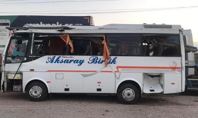 TEM'de servis midibüsü devrildi