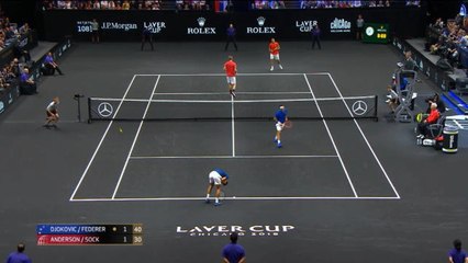 لقطة: كأس لافر: تسديدة ديوكوفيتش تصيب زميله فيديرر بالخطأ ويواسيه سريعًا