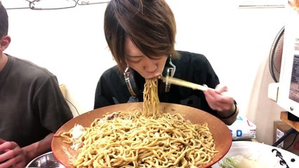 大食い→らーめん豚入り麺増し2.5kgをラーメンそらで食べた。Eating 15lb giant Ramen