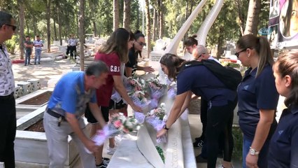 Kadın basketbolcular Özgecan'ın mezarına çiçek bıraktı