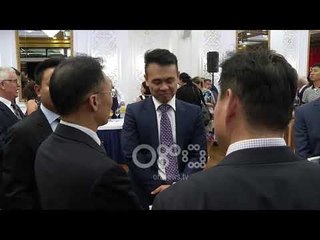 Ora News - Themelimi i Republikës Popullore Kineze festohet me fishekzjarre në sheshin "Skenderbej"