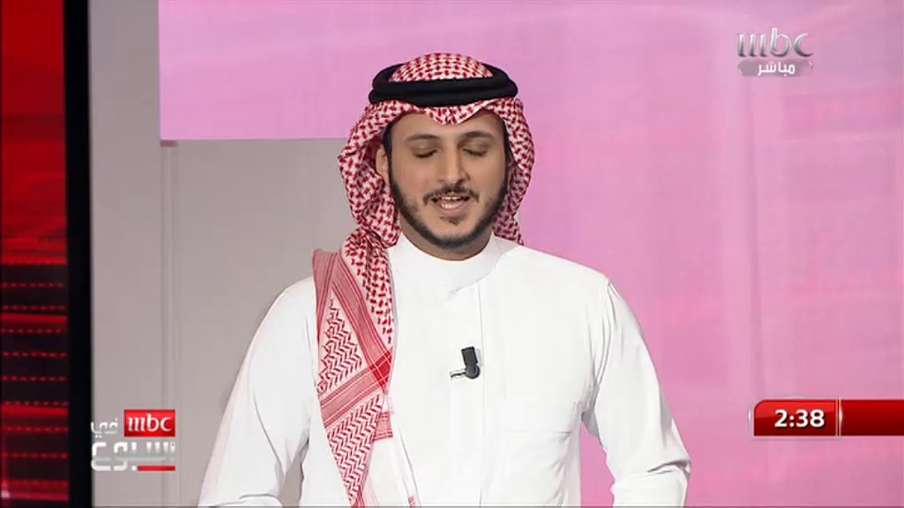 شاب سعودي يعزف على آلة البيانو باحترافية عالية