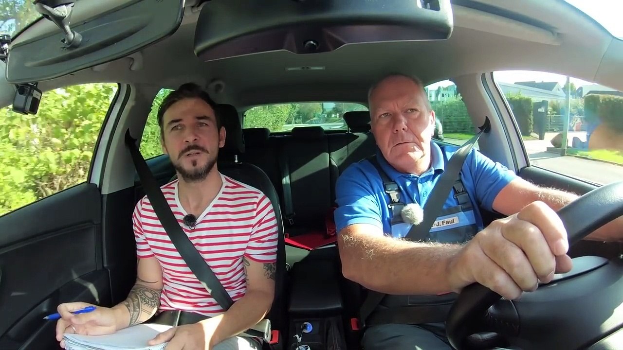 Jürgen in der FAHRSCHULE | Fährt er besser als Holger? Würde er nach 44 Jahren die Prüfung bestehen?