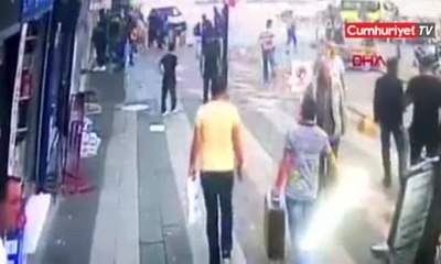 Kadıköy'de vatandaşın başına sokak lambası düştü... O anlar kamerada
