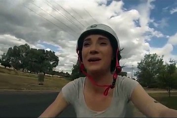 Une fille se fait attaquer par une pie !!!