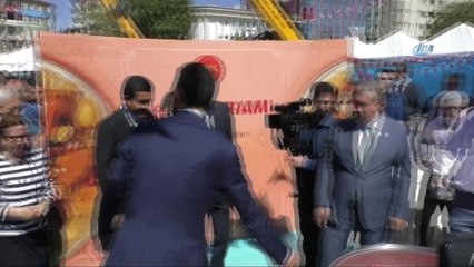 Cumhurbaşkanı Yardımcısı Oktay, Bakan Pekcan ile birlikte Türk Bayrağı logolu aşure dağıttı