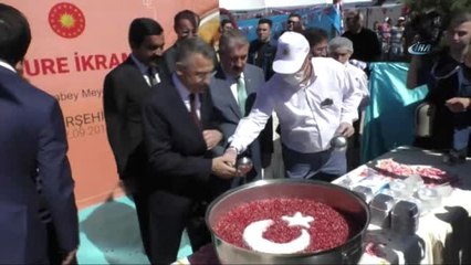 Cumhurbaşkanı Yardımcısı Oktay, Bakan Pekcan ile Birlikte Türk Bayrağı Logolu Aşure Dağıttı