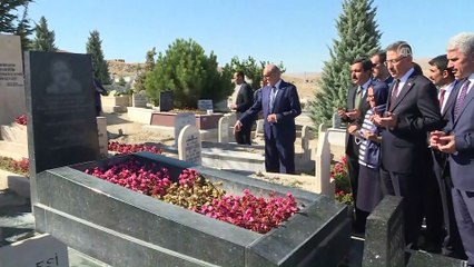 Cumhurbaşkanı Yardımcısı Oktay, Neşet Ertaş'ın kabrini ziyaret etti- KIRŞEHİR