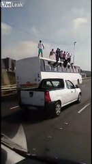 Ces fous font la fête sur le toit d'un bus en marche !