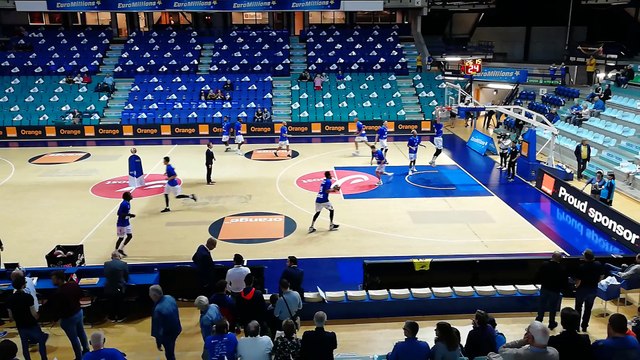 Echauffement de Mons-Hainaut avant d'affronter Ostende en Supercoupe.