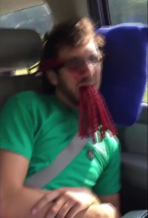 Ne jamais s'endormir quand vos potes sont à coté... Blague énorme