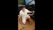 Un serpent black mamba blessé, coincé dans une voiture abandonné va etre sauvé