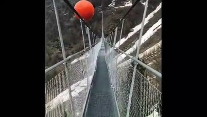 Oserez-vous traverser ce pont suspendu transparent  vertigineux !