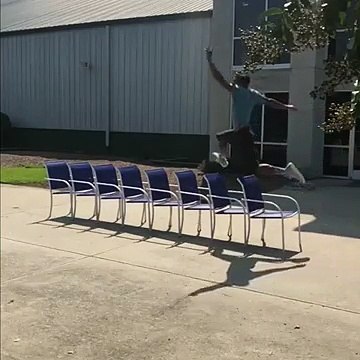 Sauter par dessus 8 chaises... Joli