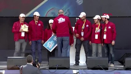 İstanbul Cumhurbaşkanı Erdoğan Teknofestte Dereceye Girenlere Örüllerini Verdi