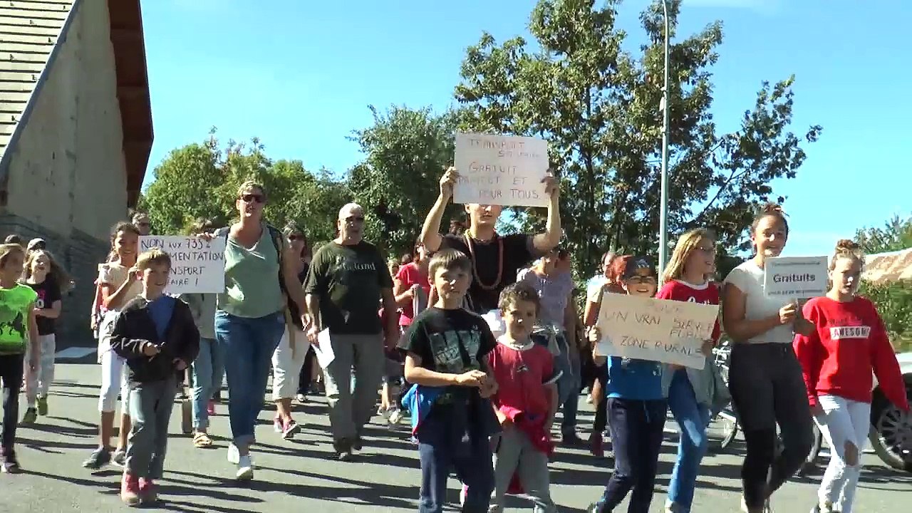 Hautes-Alpes: les parents manifestent pour dire leur  mécontentement sur la hausse du coût des transports scolaires