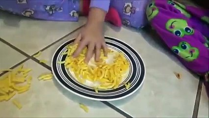 Bad Baby Victoria vs Crybaby Daddy Real Food Toy Freaks Annabelle (2)